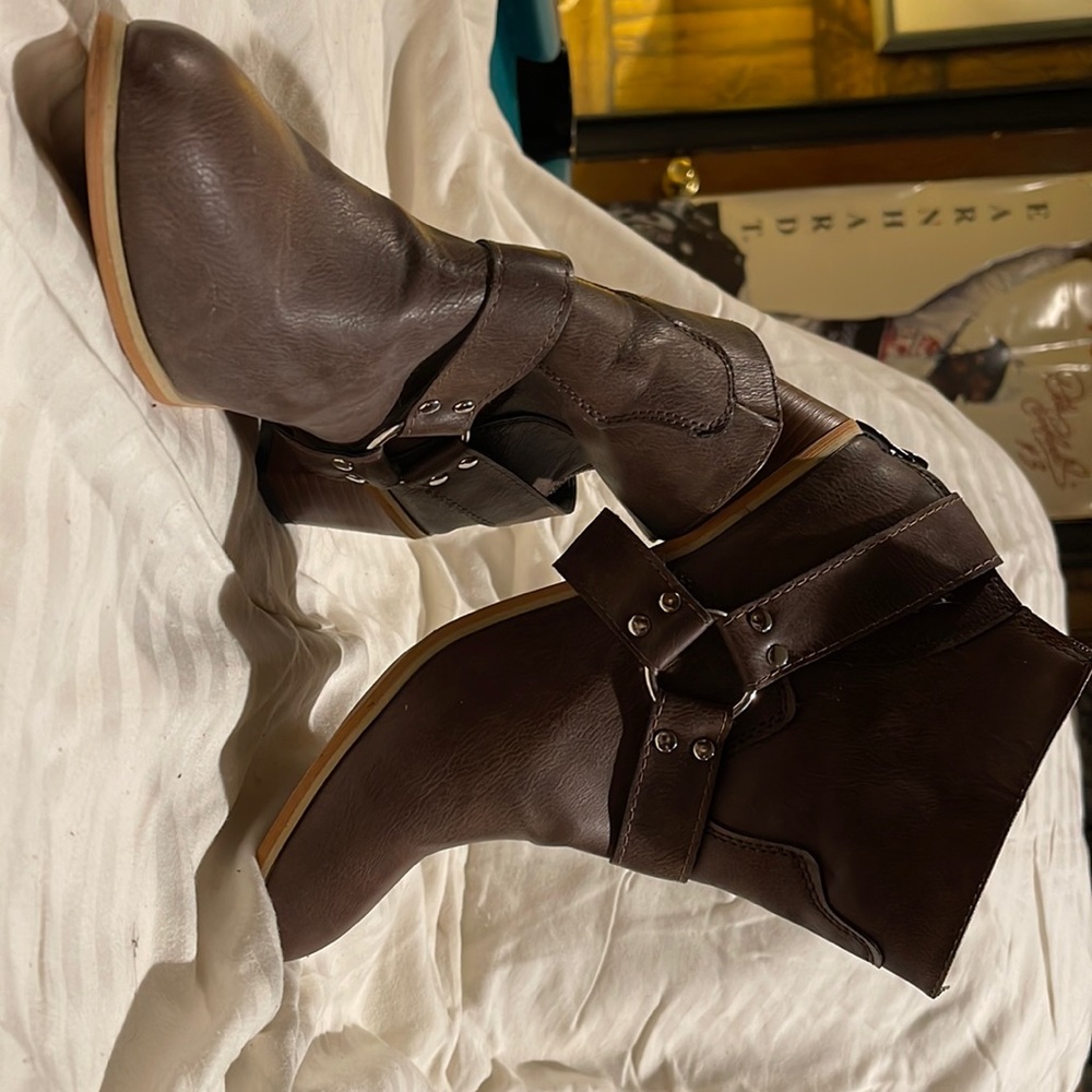Cute ankle boots in brown with silver buckle